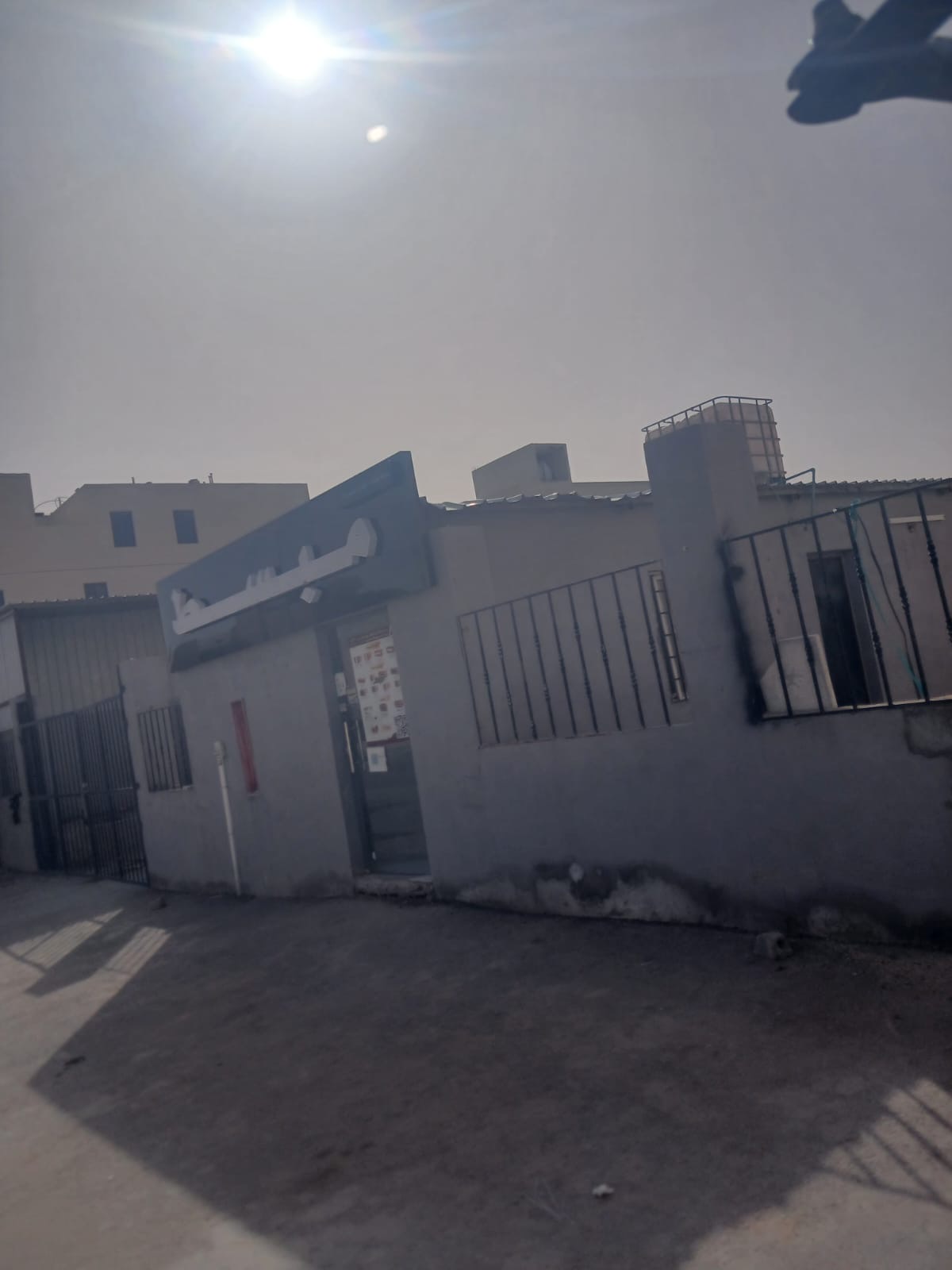 مدخل محل مبسط وبوابة الساحة
