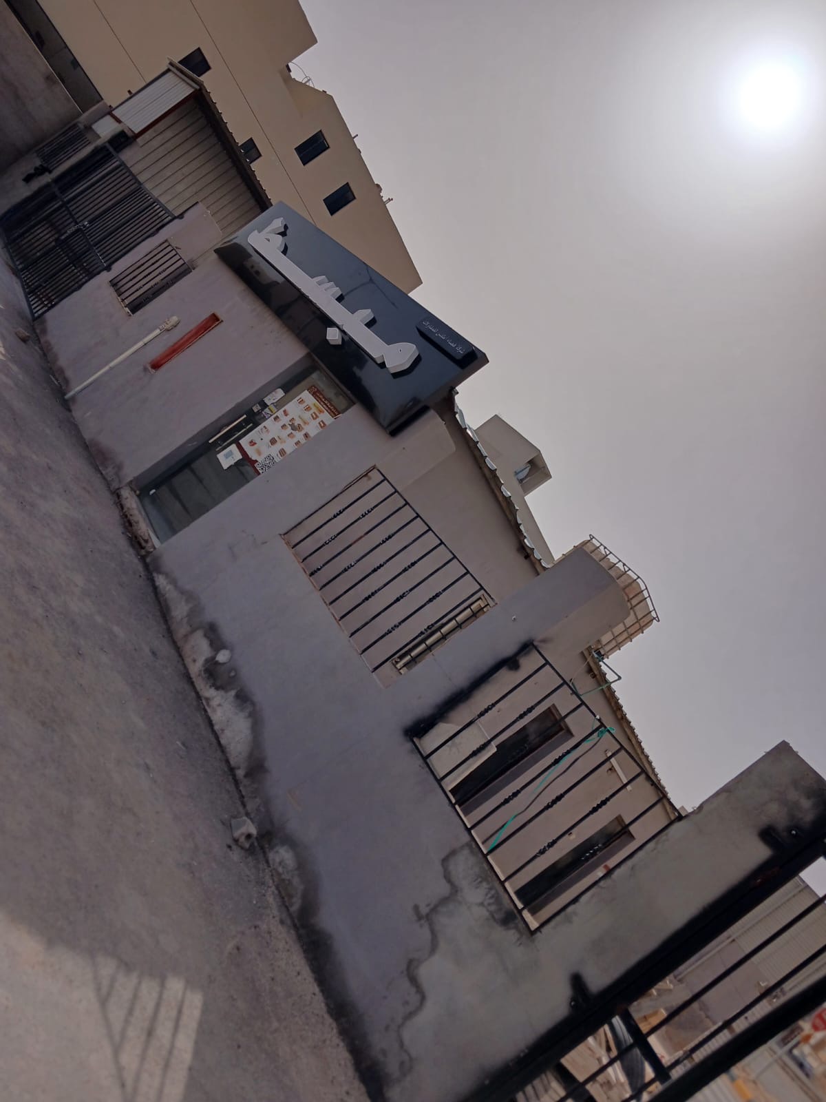 واجهة محل مبسط مواد البناء واللوحة بالاسم