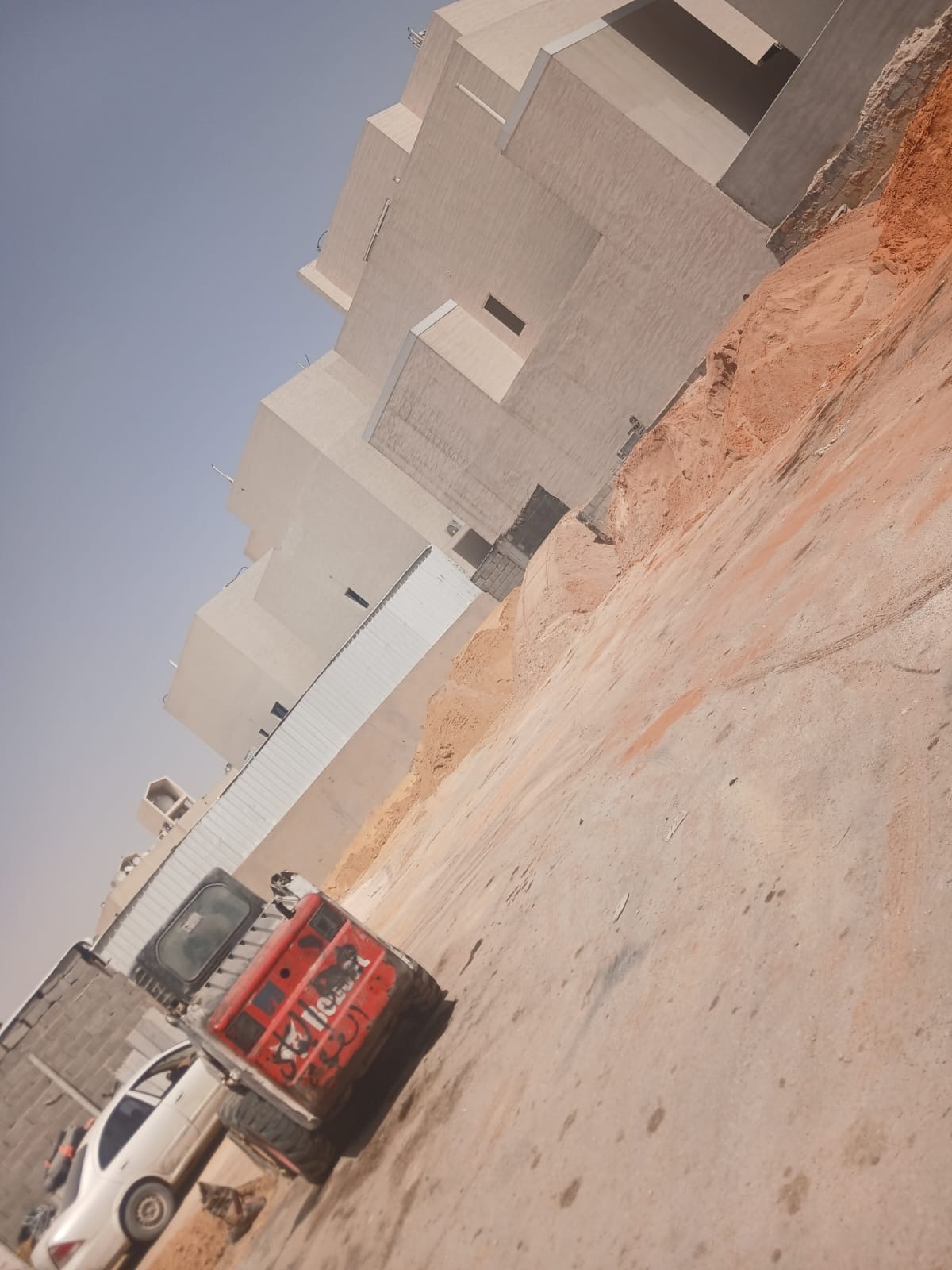 ساحة التحميل بجانب المباني مع اللودر